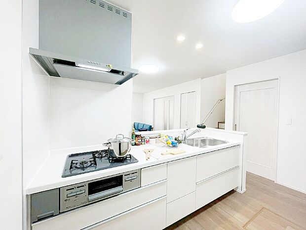 【ダイニングキッチン】料理をしながらご家族との会話を楽しめる対面カウンターキッチン