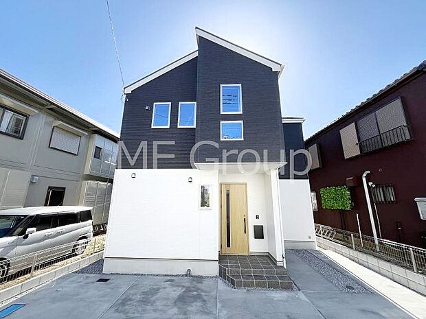 【現地外観写真】開放感溢れる広々リビングで家族団らんが楽しめるマイホーム！