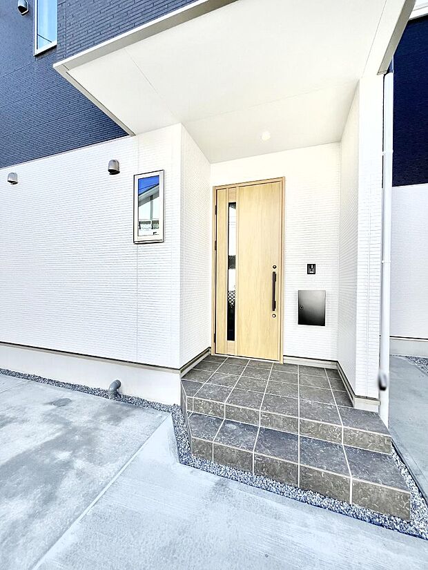 【玄関】シンプルで落ち着いた雰囲気の玄関でご家族やお客様をお出迎え！