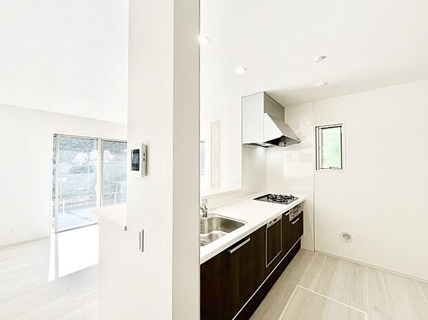 【ダイニングキッチン】ご家族の会話弾む対面キッチン。お料理中のパパママもご家族と過ごす時間が増えそう！