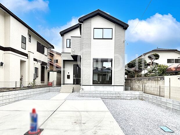 【現地外観写真】暮らしやすさと居心地の良さにこだわったシンプルで飽きのこないデザイン !