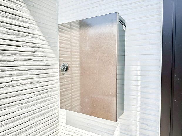 【その他現地】大切な郵便物の盗難を防止してくれるダイヤル錠付きのポスト