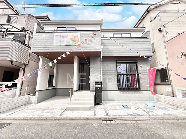 【現地外観写真】洗練された外観、上質な住空間が広がる室内は永く安心して過ごせる住居です。 