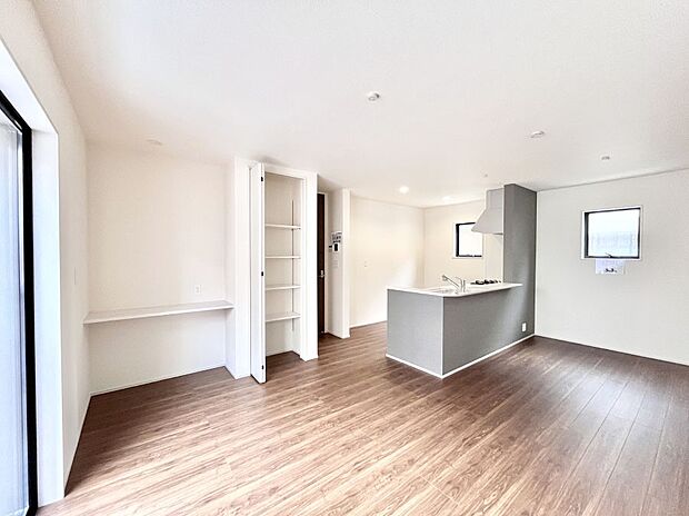 【リビングダイニング】落ち着いた雰囲気のＬＤＫは家族みんなの快適空間  