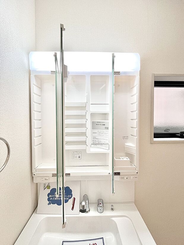 【その他設備(三面鏡裏収納)】三面鏡の裏に、化粧品や衛生用品などを収納可能。洗面台をすっきりと保ちます！