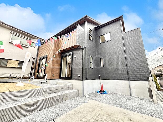 【現地外観写真】上質感あふれる外観デザイン。魅力の住まいを実現。 