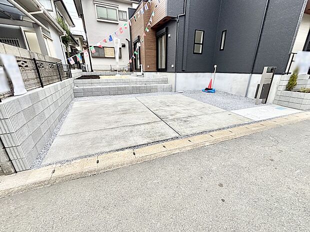 【駐車場】駐車2台可能！急なお客様の駐車に。また、ご家族の自転車スペースとしても大活躍。