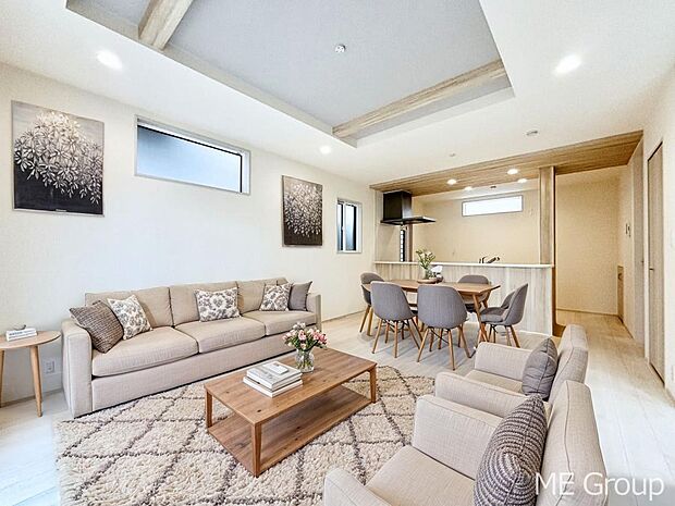 【リビング】家族の和やかな会話が聞こえてきそう。開放感のあるリビングです。※家具はCGです  