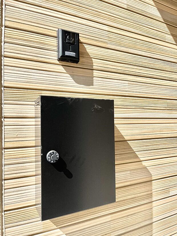 【その他現地】シンプルデザインのポスト。