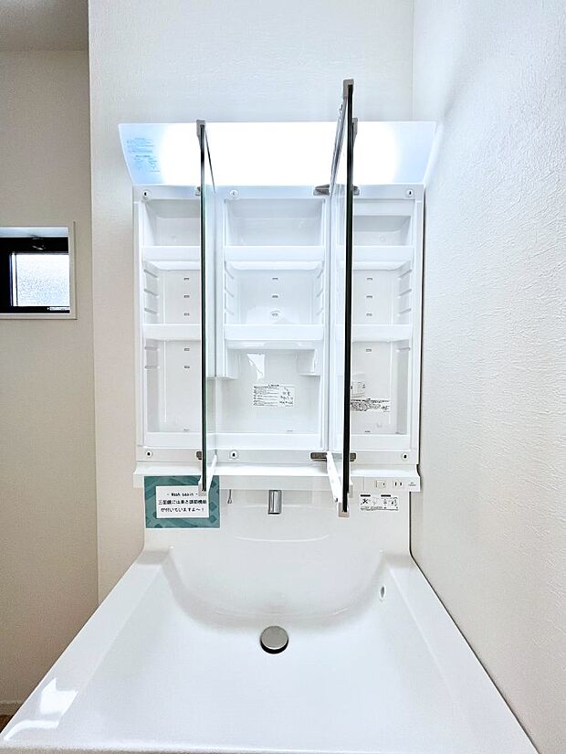 【その他設備(三面鏡裏収納)】三面鏡の裏に、化粧品や衛生用品などを収納可能。洗面台をすっきりと保ちます！