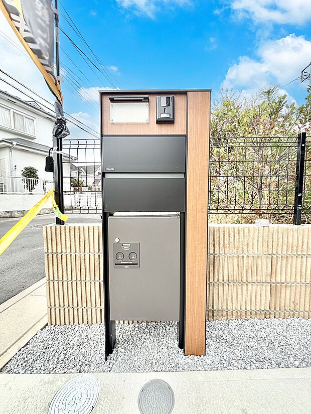 【その他現地】シンプルデザインのポスト。