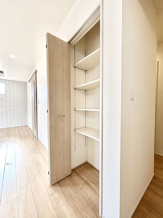 【その他設備(リビング収納)】リビング収納。ここに収納があると物が集まるLDKがスッキリ片付きそうですね。  