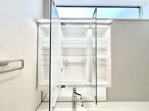 【その他設備(三面鏡裏収納)】三面鏡の裏に、化粧品や衛生用品などを収納可能。洗面台をすっきりと保ちます！