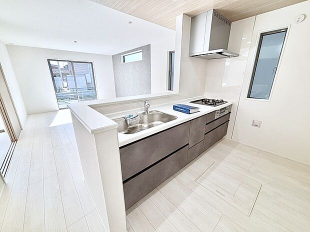 【ダイニングキッチン】カウンター越しに楽しいおしゃべり。いつものお料理がもっと美味しくなりそうですね。