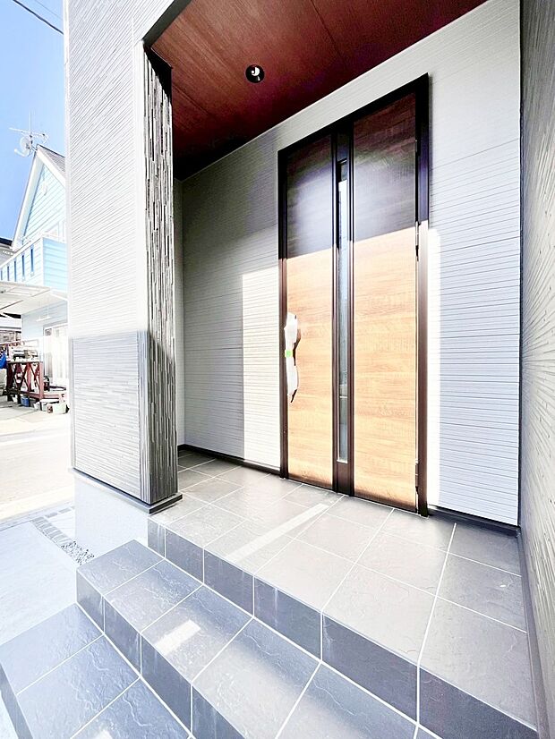 【玄関】玄関前は屋根付きで雨が降っていても濡れにくいです。