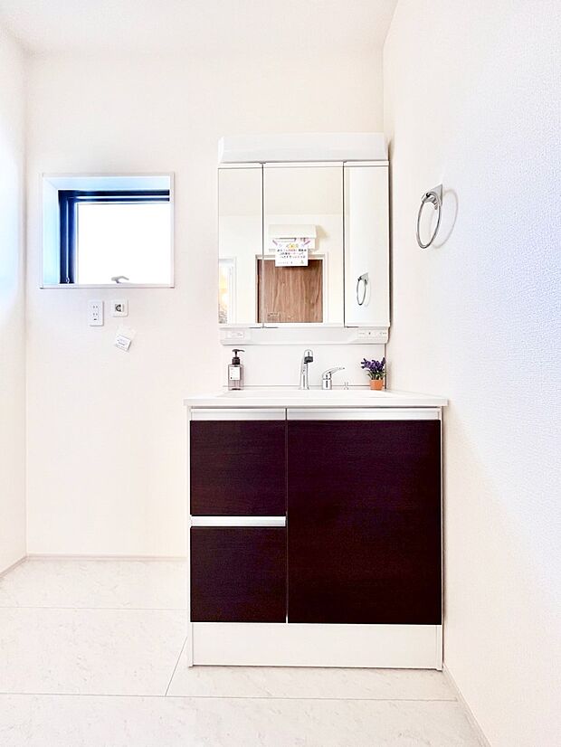 【洗面台・洗面所】スタイリングに便利な三面鏡、ミラーキャビネットで細かい物スッキリ