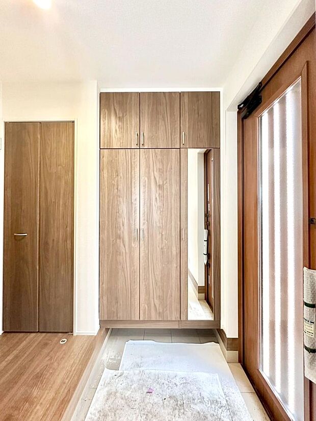 【その他設備(シューズボックス)】たっぷり収納できるシューズボックスで家族全員の靴も、玄関すっきり。