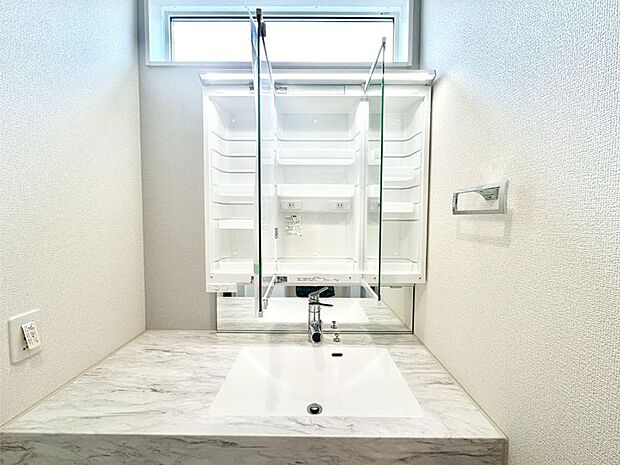 【その他設備(三面鏡裏収納)】三面鏡の裏に、化粧品や衛生用品などを収納可能。洗面台をすっきりと保ちます!