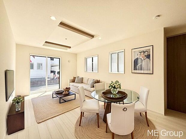 【リビング】ご家族の賑やかな話し声で包まれる明るいリビング  ※家具はCGです