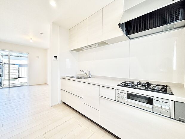 【ダイニングキッチン】料理をしながらご家族との会話を楽しめる対面カウンターキッチン