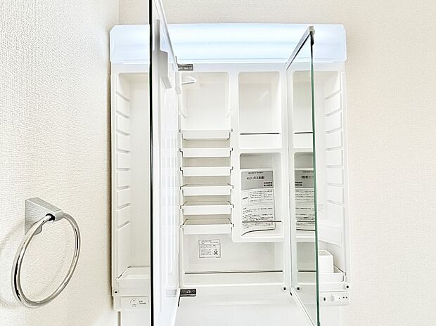 【その他設備(三面鏡裏収納)】三面鏡の裏に、化粧品や衛生用品などを収納可能。洗面台をすっきりと保ちます!
