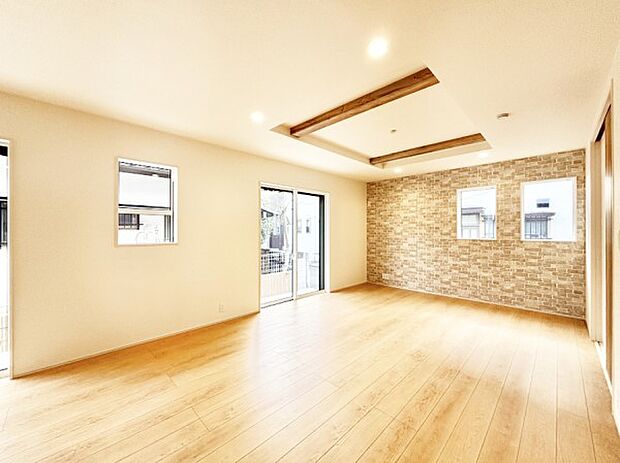 【ダイニング】アクセントクロスがお洒落なダイニング。家族でのんびりくつろげる広々スペース。