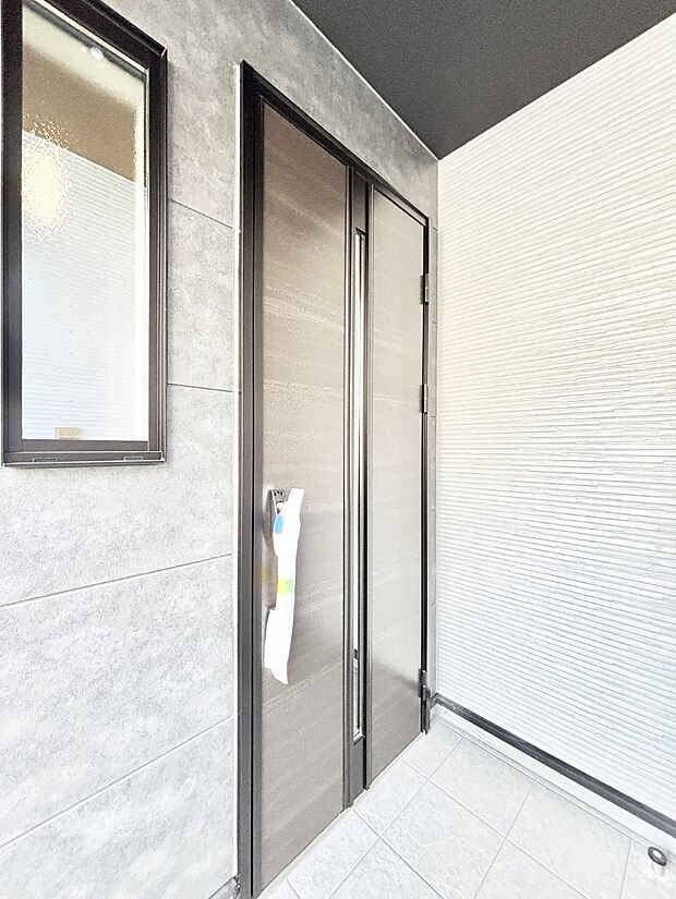 【玄関】大切な家族、来客を出迎える玄関。