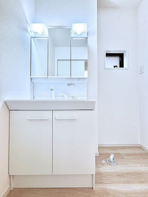 【洗面台・洗面所】大きく見やすい三面鏡で清潔感ある洗面台は、身だしなみチェックや肌のお手入れにおすすめです。