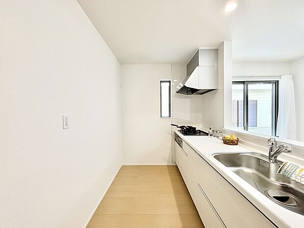 【ダイニングキッチン】爽やかな風が通り抜けるキッチン。窓があるので明るく換気にも役立ちます。