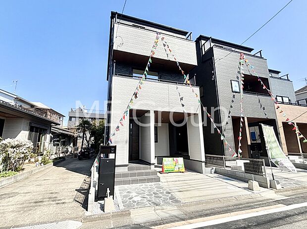 【現地外観写真】洗練された外観、上質な住空間が広がる室内は永く安心して過ごせる住居です。 