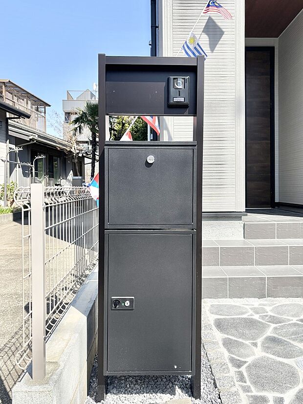 【その他現地】表札・インターホン・ポスト・宅配ＢＯＸをひとつに集約。エントランスになじむシンプルデザイン。