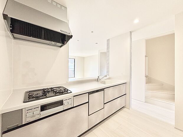 【ダイニングキッチン】ゆとりあるキッチンではご家族と楽しくお料理ができます。