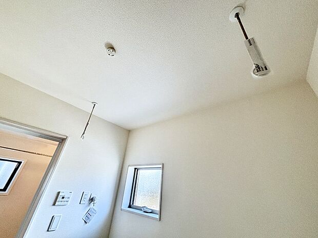 【その他設備(室内物干し)】室内物干しポール。梅雨や花粉の時期に大活躍します。  