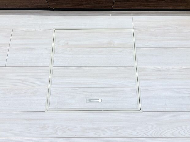 【その他設備(床下収納)】床下収納付き！日用品・非常用品の収納にも大活躍。