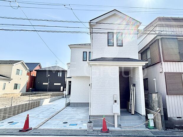 【現地外観写真】暮らしやすさと居心地の良さにこだわったシンプルで飽きのこないデザイン ！