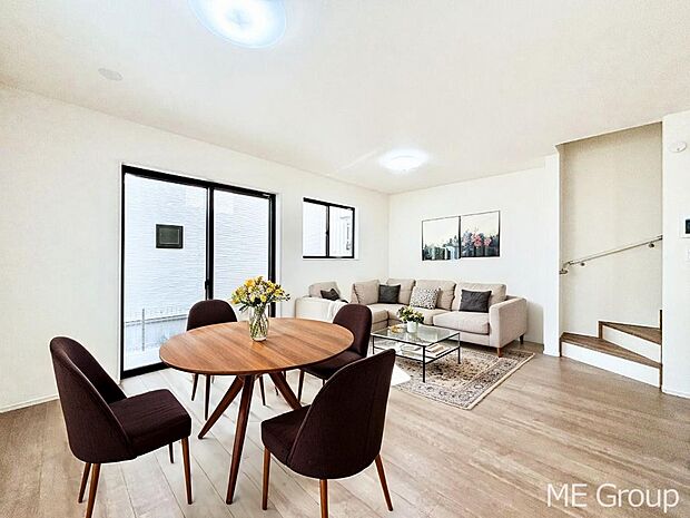 【リビング】大きな窓からたっぷりの陽光と風を感じられるリビング※家具はCGです  