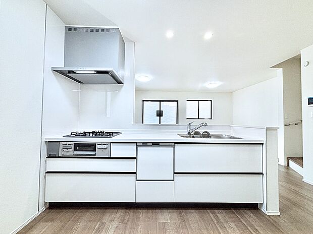 【キッチン】リビングを見渡せる人気のカウンターキッチン。 家族を見守りながら家事をすることができます。