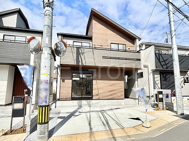 【現地外観写真】洗練された外観、上質な住空間が広がる室内は永く安心して過ごせる住居です。 