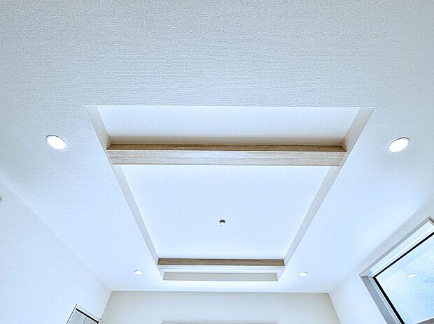 【その他設備(折り上げ天井)】折り上げ天井で開放感をプラス！ゆったりくつろげる空間です。