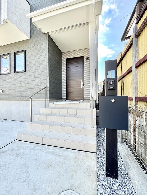 【玄関】大切な家族、来客を出迎える玄関。玄関前は屋根付きで雨が降っていても濡れにくいです。 