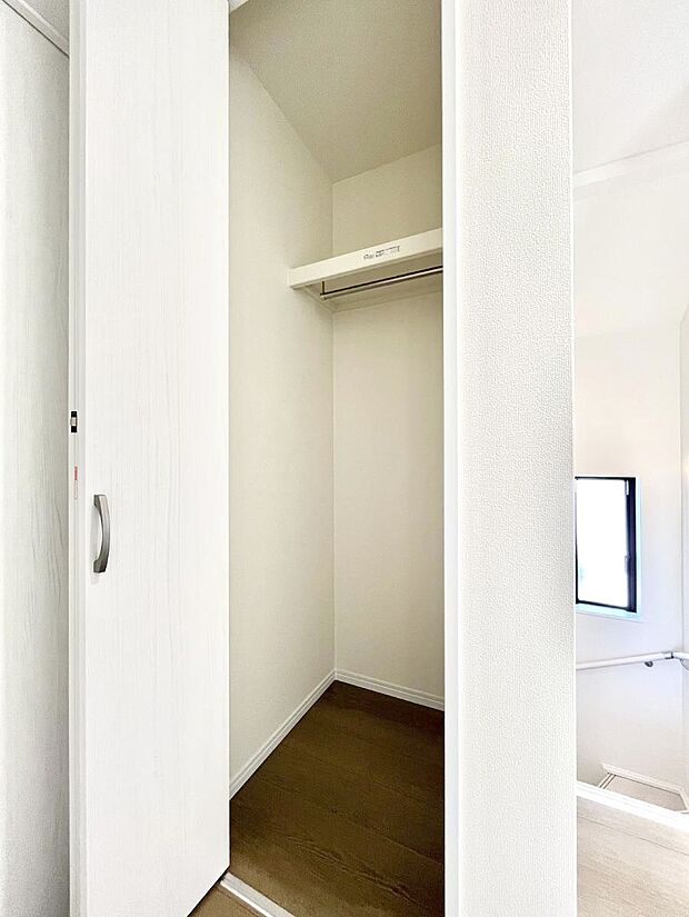 【その他設備(廊下収納)】廊下収納。掃除道具や季節の小物を収納することができます。