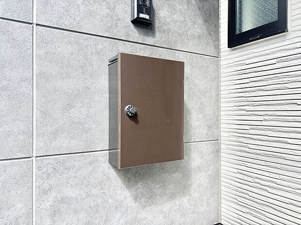 【その他現地】シンプルデザインのポスト。