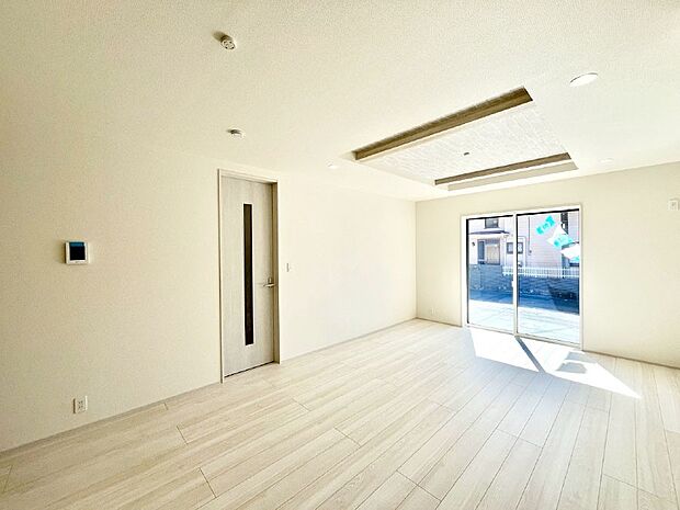 【リビングダイニング】折上天井は立体的な奥行きがあるので、天井が広く見えて開放的な空間を演出できます。  