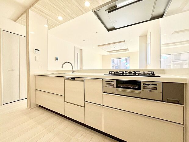 【ダイニングキッチン】料理をしながらでもご家族との会話を楽しめる対面キッチン