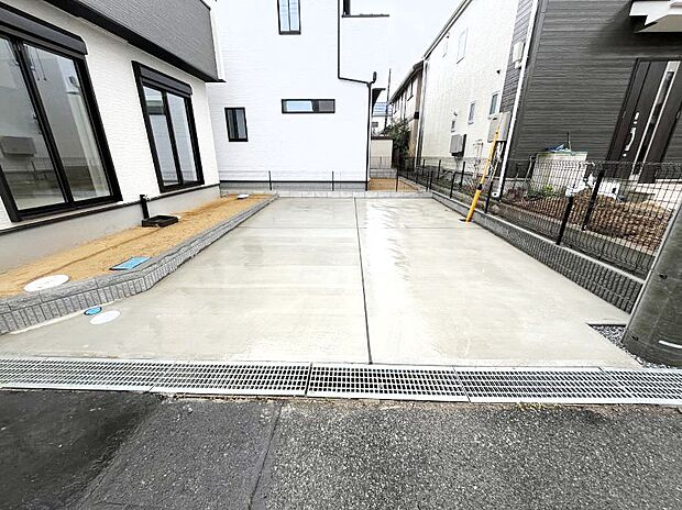 【駐車場】車の出し入れスムーズ！並列駐車2台分のカースペース付きです。