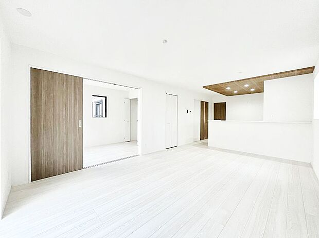 【ダイニング】家族の笑顔が自然と生まれてくる、そんな雰囲気のダイニングに仕上がっています。