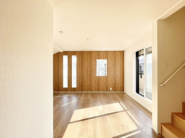 【リビングダイニング】明るい陽光が注ぎ、寛ぎの雰囲気に満たされるリビングダイニング