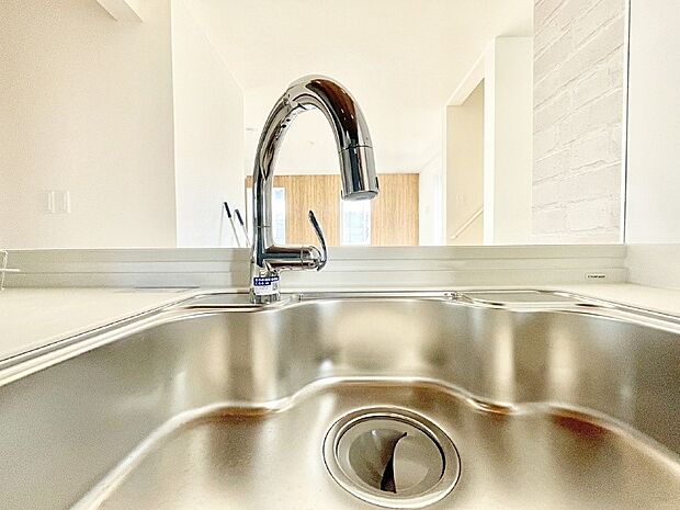 【その他設備(蛇口一体型浄水器)】浄水器一体型のキッチンで洗い物用・料理用と切り替え簡単！