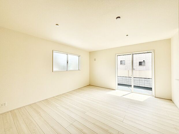 【リビングダイニング】大きな窓からたっぷりの陽光と風を感じられるリビング