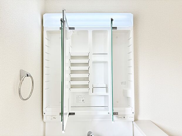 【その他設備(三面鏡裏収納)】三面鏡の裏に、化粧品や衛生用品などを収納可能。洗面台をすっきりと保ちます！